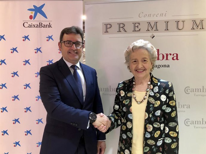 El director territorial a Catalunya de CaixaBank, Josep Maria González, i la presidenta de la Cambra de Tarragona, Laura Roigé