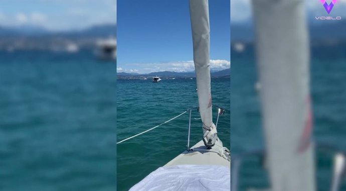 Estas dos amigas han encontrado una auténtica joya de lugar de vacaciones en Airbnb: un barco en medio de un lago al que sólo se puede acceder en kayak