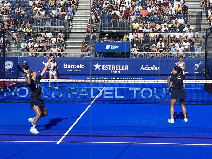 Partido de cuartos de final del WPT Valladolid Máster de Pádel en el que Paula Josemaría y Ari Sánchez (en primer término) se han impuesto a las adolescentes Alejandra Alonso y Andrea Ustero.
