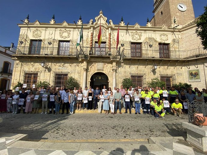Concentración en Lora del Río por la presunta agresión al arquitecto técnico del municipio.