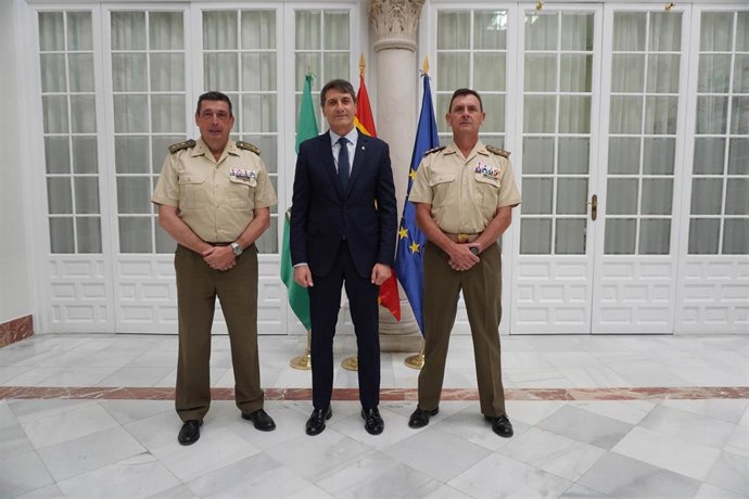 Pedro Fernández recibe al nuevo delegado de Defensa en Andalucía, el coronel Ignacio Rosales de Salamanca.