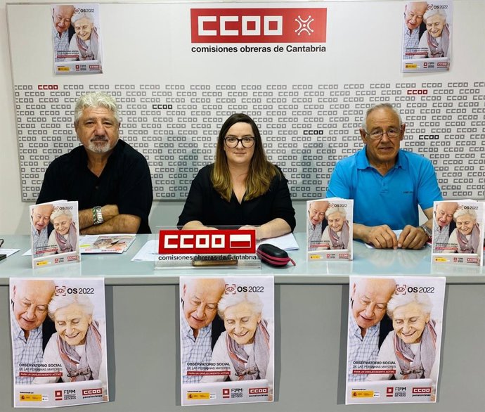 El secretario general de Pensionistas y Jubilados de CCOO en Cantabria, José Antonio Sánchez; la secretaria general del CCOO Cantabria, Rosa Mantecón; y el secretario de Pensionistas del sindicato, Juan Sepúlveda