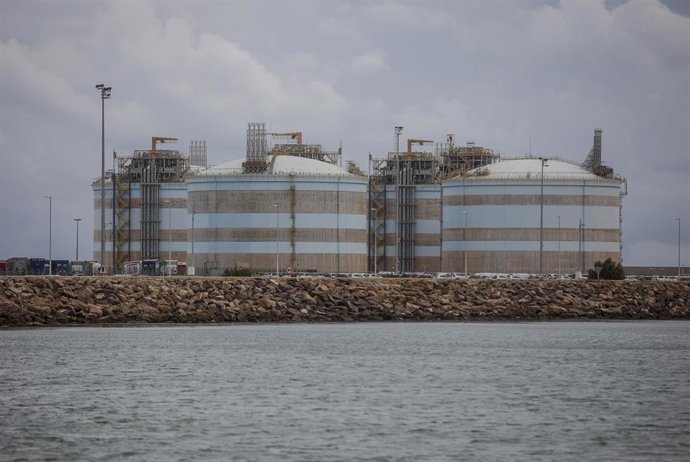 Archivo - Vista de la planta regasificadora de Saggas
