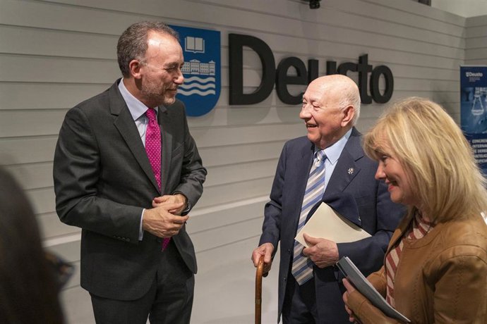 Archivo - El presidente de la Sala Segunda del Tribunal Supremo, Manuel Marchena (i) y su antiguo profesor de Derecho, José Ricardo Palacios (c), durante una conferencia magistral en un Congreso Internacional sobre Derecho e Inteligencia Artificial, en 