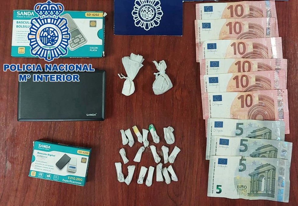 Nota De Prensa "La Policía Nacional Desmantela Dos Puntos De Venta De Droga Al Menudeo Y Detiene A Siete Personas"