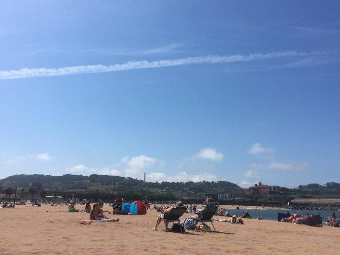 Archivo - Playa del arbeyal, en Gijón.