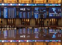 El Ibex 35 avanza un 0,48% en la media sesión y aguanta los 9.300 puntos