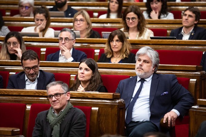 Archivo - El líder de Junts al Parlament, Albert Batet (d)