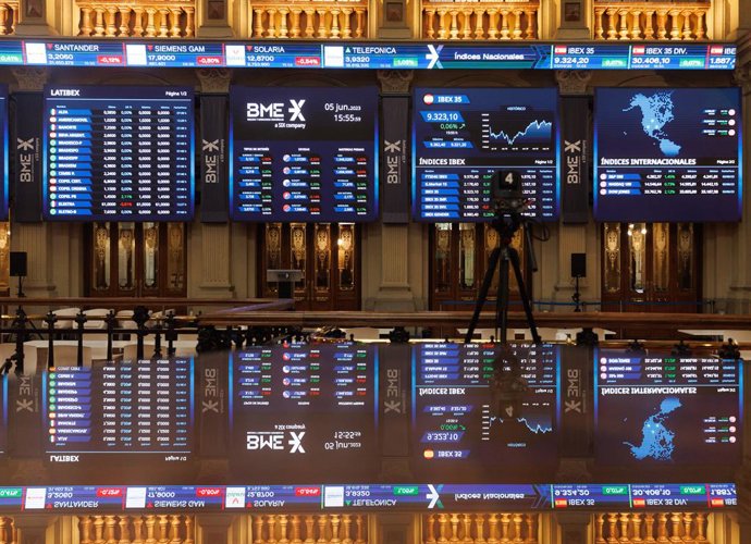 Varios paneles del Ibex en el Palacio de la Bolsa, a 5 de junio de 2023, en Madrid (España). El Ibex 35 afianzaba posiciones hacia la media sesión respecto a la apertura, registrando pasadas las 12.00 horas un alza del 0,6% respecto al viernes y situánd