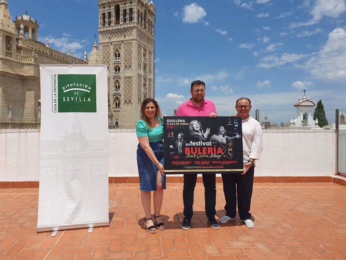 El alcalde de Guillena, en el centro, en la presentación del Festival de Bulería Alberto Valdivia, en la Casa de la Provincia.