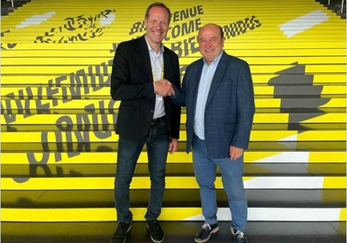El director del Tour, Christian Prudhomme, con el presidente del PNV, Andoni Ortuzar