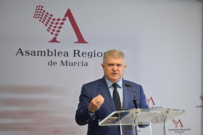 El portavoz del Grupo Parlamentario Socialista, José Vélez, en una rueda de prensa