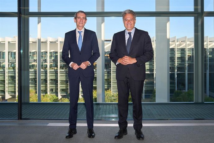 De izquierda a derecha, el director general de Transición Energética, Tecnología, Institucional y adjunto al CEO, Luis Cabra y el presidente de Microsoft España, Alberto Granados.