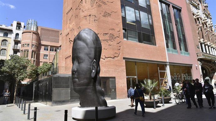 Escultura 'Carmela' de Jaume Plensa ante el Petit Palau