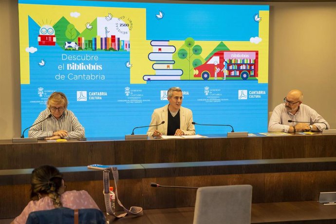 El vicepresidente y consejero de Cultura en  funciones, Pablo Zuloaga, presenta en rueda de prensa las rutas del Bibliobús.