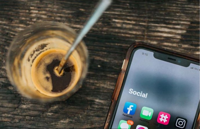 Portada del informe 'Redes Sociales: estado actual y tendencias 2023' elaborado por OBS Business School