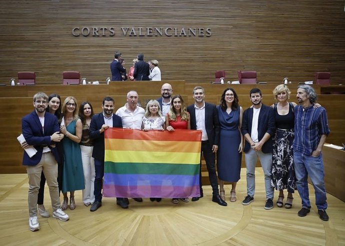 Diputados de Compromís con la bandera LGTBI en la sesión constituyente de Les Corts