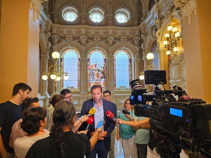 El presidente del Grupo Municipal Socialista en el Ayuntamiento de Valladolid, Óscar Puente reclama al equipo de Gobierno que mantenga en los próximos día años el día del Orgullo.
