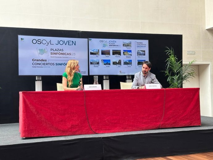 La viceconsejera de Acción Cultural, Mar Sancho, y el gerente de la Orquesta Sinfónica de Castilla y León, Jesús Herrera.