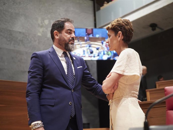 La presidenta de Navarra y candidata a la reelección por el PSN, María Chivite, y el parlamentario socialista Ramón Alzórriz.