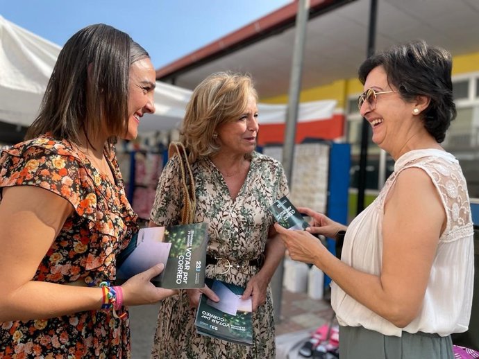 Del Moral (c), en el mercadillo de La Carolina.