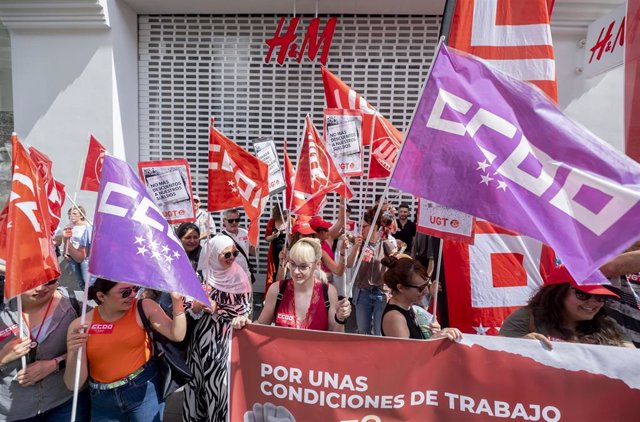 Trabajadores de la cadena sueca de moda H&M sujetan pancartas durante una protesta en Gran Vía