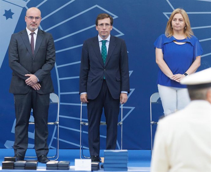 (I-D) El delegado del Gobierno en la Comunidad de Madrid, Francisco Martín, el alcalde de Madrid, José Luis Martínez-Almeida, y la vicealcaldesa, delegada de Seguridad y Emergencias y portavoz municipal, Inmaculada Sanz.