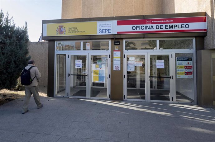 Archivo - Una oficina de empleo en Madrid