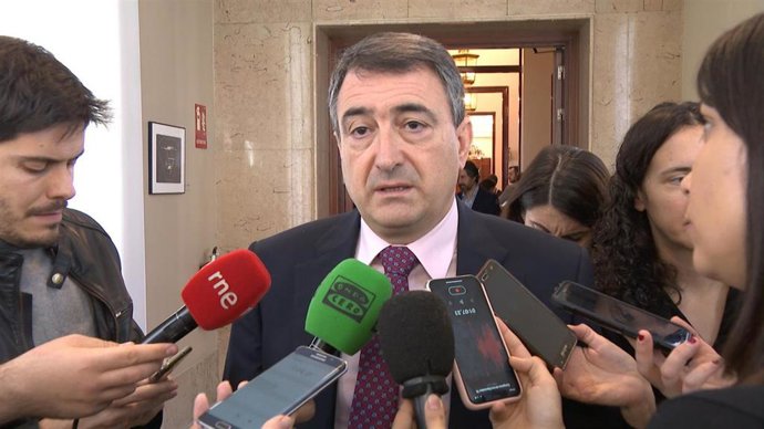 Archivo - El portavoz del PNV en el Congreso, Aitor Esteban, en los pasillos de la Cámara Baja.