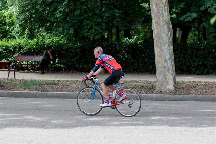 Archivo - Un hombre monta en bicicleta en el Parque de El Retiro, a 30 de abril de 2023, en Madrid (España). La ciudad de Madrid ha registrado este 2023 una ola de calor con un récord de temperatura en abril que finaliza este domingo con una bajada en l