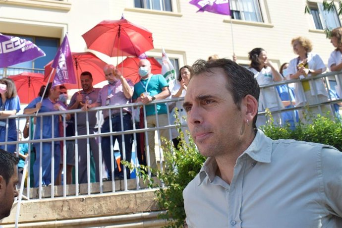 Toni Valero, candidato de Sumar al Congreso por Málaga, en una concentración por la situación de la sanidad pública