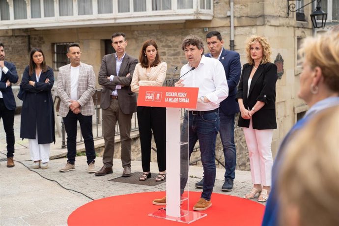 El líder de los socialistas vascos ha participado este martes en un acto político en Vitoria-Gasteiz junto a la secretaria general del PSE-EE de Álava, Cristina González, y el cabeza de lista al Congreso por este territorio, Daniel Senderos