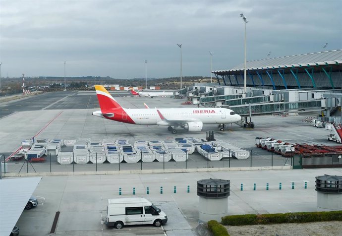 Archivo - Un avión de Iberia en una pista del aeropuerto de Adolfo Suárez, un día previo a la Nochebuena, a 23 de diciembre de 2021, en Madrid (España).  