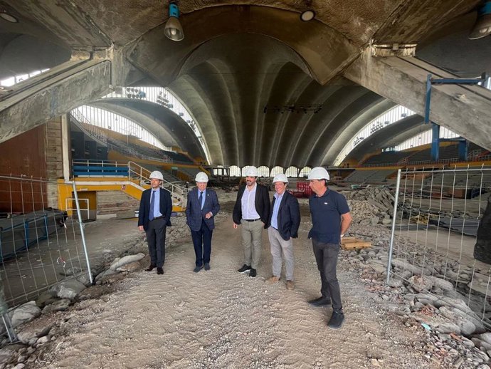 El alcalde, Alfredo Canteli, y el primer teniente de alcalde, Ignacio Cuesta, visitan las obras de remodelación del Palacio de los Deportes