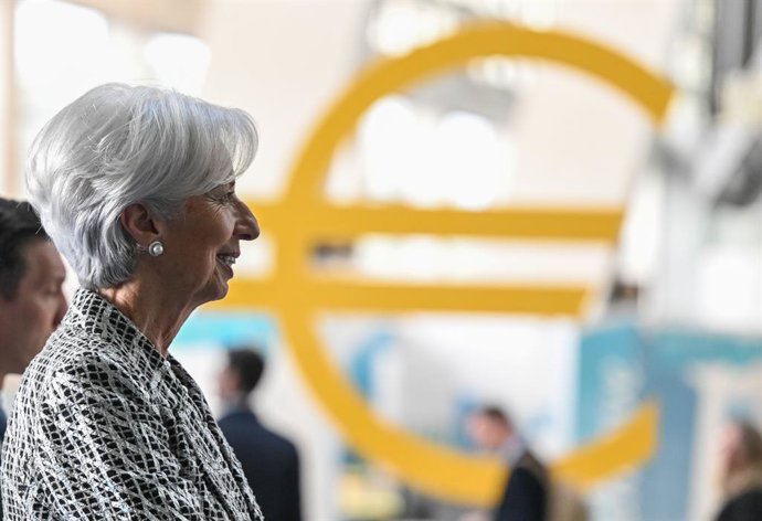 Archivo - 24 May 2023, Hesse, Frankfurt/Main: President of the European Central Bank (ECB) Christine Lagarde stands to welcome guests at the ceremony marking the 25th anniversary of the European Central Bank. Photo: Arne Dedert/dpa