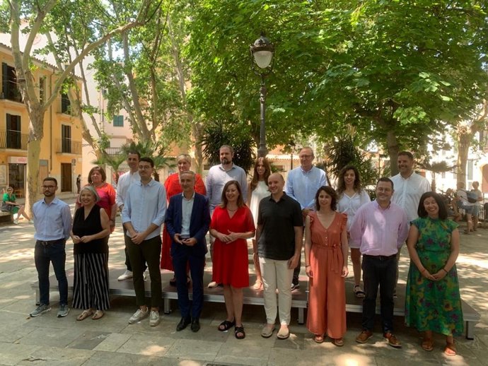 La candidata del PSIB al Congreso de los Diputados, Francina Armengol, junto con las candidaturas socialistas al Congreso y al Senado para las elecciones generales del próximo 23 de julio