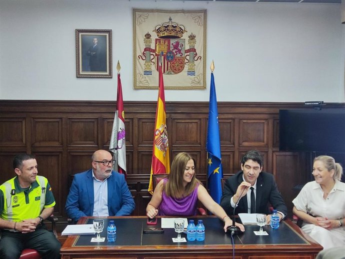 Virginia Barcones presenta al nuevo jefe provincial de Tráfico de Soria (a su izda)