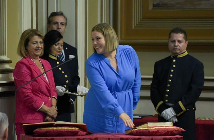 Astrid Pérez, nueva presidenta del Parlamento de Canarias, durante su toma de posesión como diputada regional