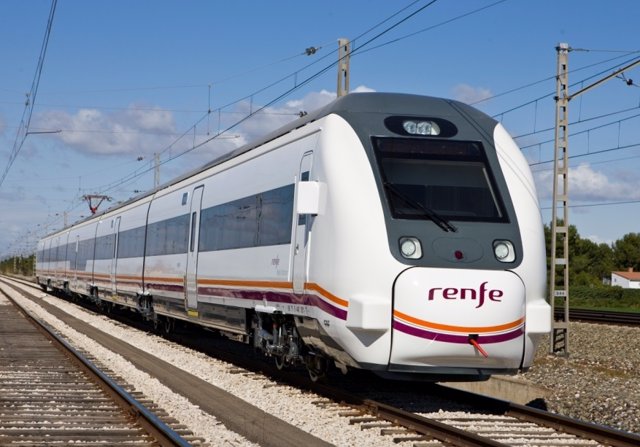 Archivo - Renfe recupera en verano el 'tren playero' de Vitoria a San Sebastián