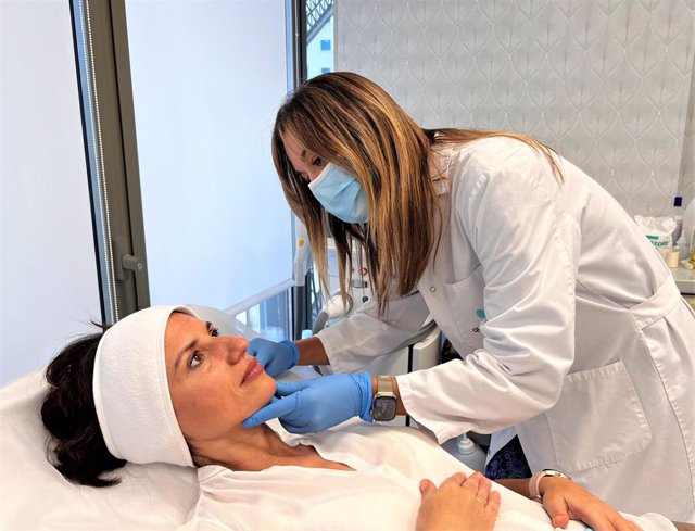 La doctora Espiñeira con una paciente en consulta de Medicina Estética.