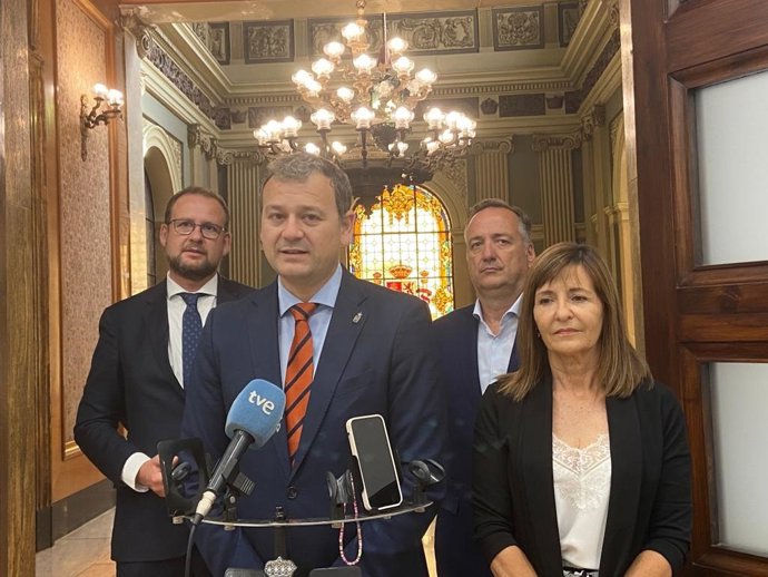 Los concejales de Desarrollo Urbano y Ciudad Inteligente, José Guillén, y de Pedanías y Vertebración Territorial, Marco Antonio Fernández, junto a la teniente de alcalde de Elche (Alicante), María Dolores Serna