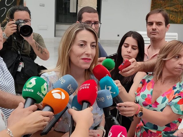 María Guardiola, comparece ante la prensa.