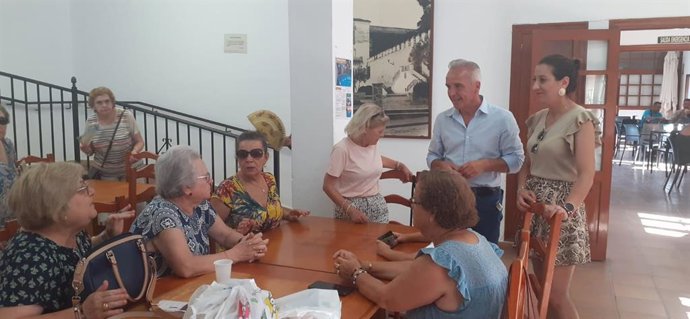 Alfonso Moscoso reunido con mayores en Bornos.