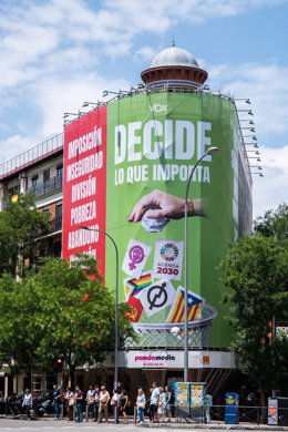 Vista de la lona que Vox ha instalado en la calle Alcalá, 145, a 19 de junio de 2023, en Madrid (España).
