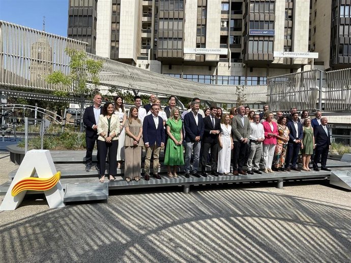 Foto de familia de los candidatos del PP al Congreso y el Senado con otros dirigentes del PP Aragón.