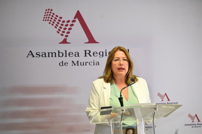 La presidenta de la Asamblea, Visitación Martínez, en rueda de prensa tras la ronda de consultas con los portavoces de los grupos parlamentarios