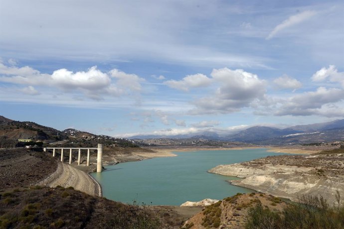 Archivo - El embalse de La Viñuela, ubicado en La Axarquía, se encuentra al 15% de su capacidad total a causa de la sequía provocada por la falta de precipitaciones en este invierno a19 de febrero de 2022 Málaga, Andalucía.