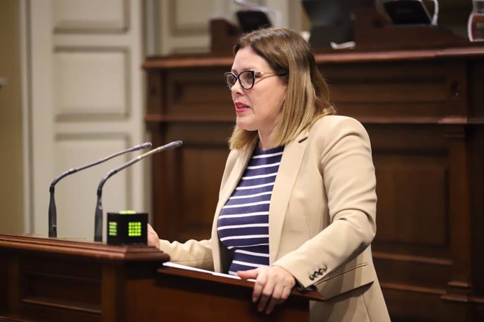 Imagen de archivo de Astrid Pérez durante una de sus intervenciones en el pleno del Parlamento de Canarias