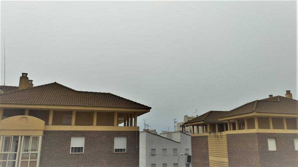 Nube de hollín en el cielo de Huelva.