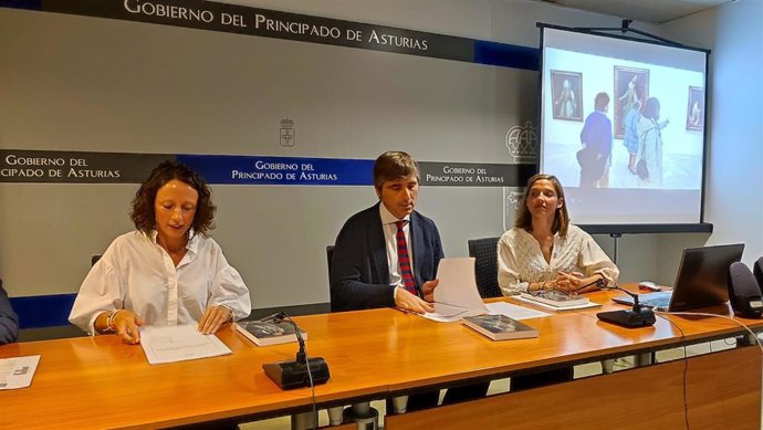 Melania Álvarez, consejera de Derechos Sociales y Bienestar; Alfonso Palacio, director del Museo de Bellas de Asturias, y Cristina Heredia, responsable del departamento de Educación de la pinacoteca.